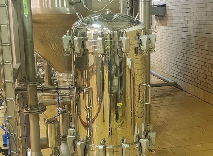 开启的 PF-EG 不锈钢外壳