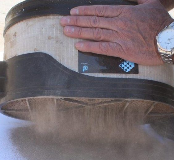 比赛中的灰尘从 Powercore 过滤器中涌出。