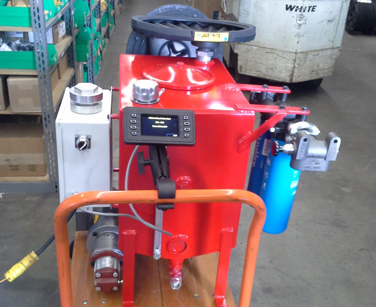 搭配 Donaldson Blue DBB8665 滤芯的肾形回路滤油车。