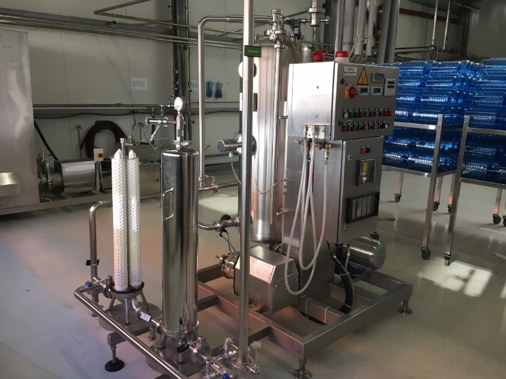 图 3：开放式工艺滤壳中安装的 30 英寸 LifeTec 预过滤芯（1.2 微米）；后面是装有 30 英寸 LifeTec 终过滤芯（0.2 微米）的封闭式滤壳。（1 英寸 = 2.54 厘米）