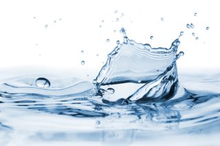 水面上有水滴般清澈漂亮的飞溅效果图库摄影：iStock-648721172.jpg