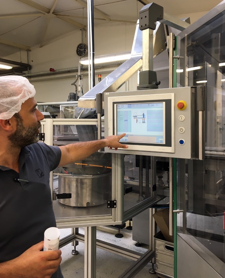 生产主管尼科洛·加利亚尔迪解释了Alltub层压管生产线的控制技术和气动技术。