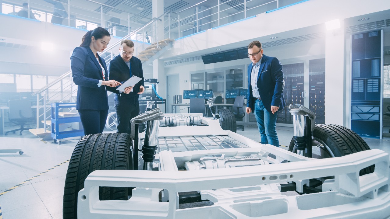 工程师检查电动汽车底盘