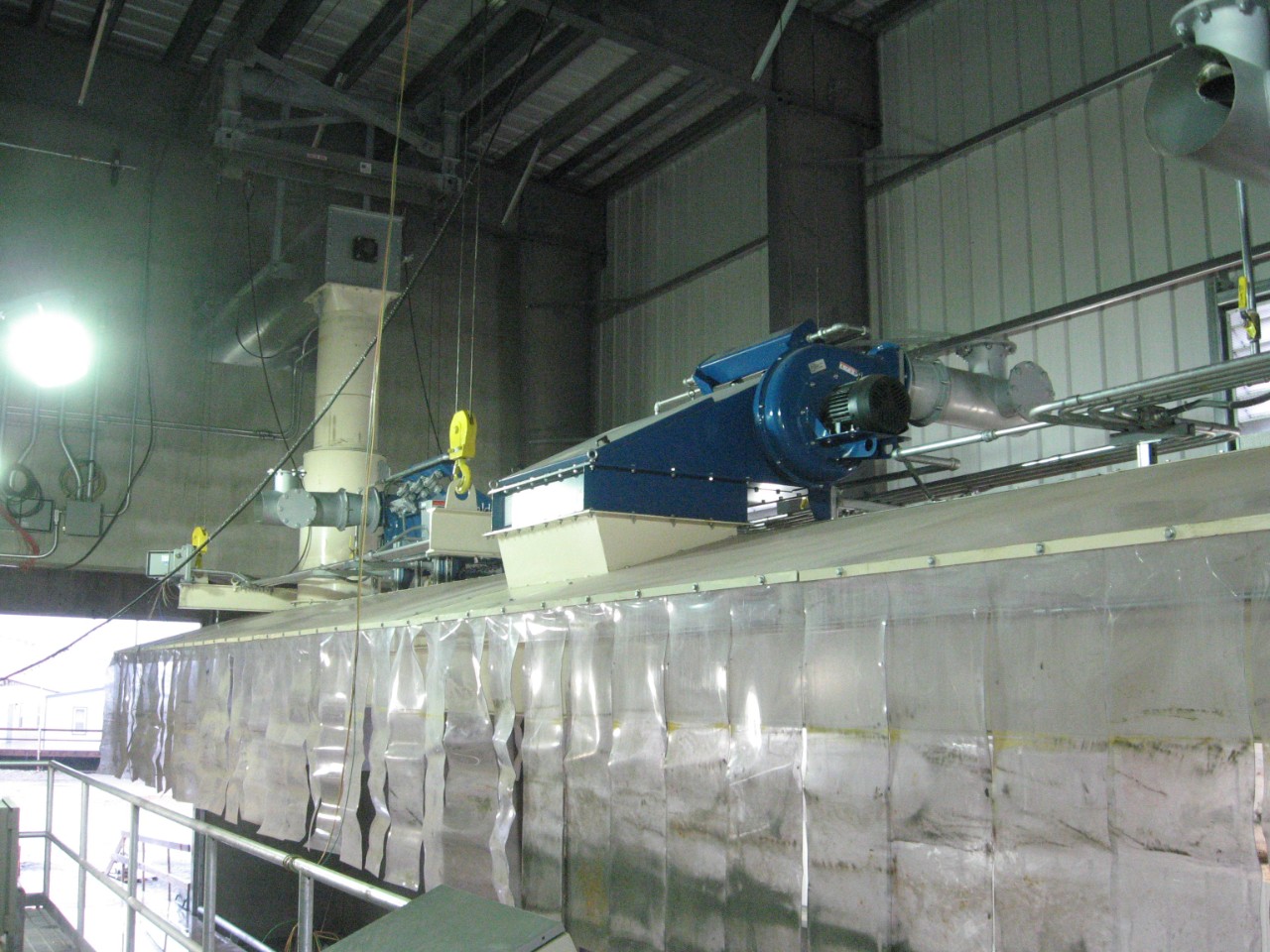 配有凹槽滤芯组的除尘器比传统的除尘器要小很多，使除尘器可整合至装载集尘罩的卡车中。