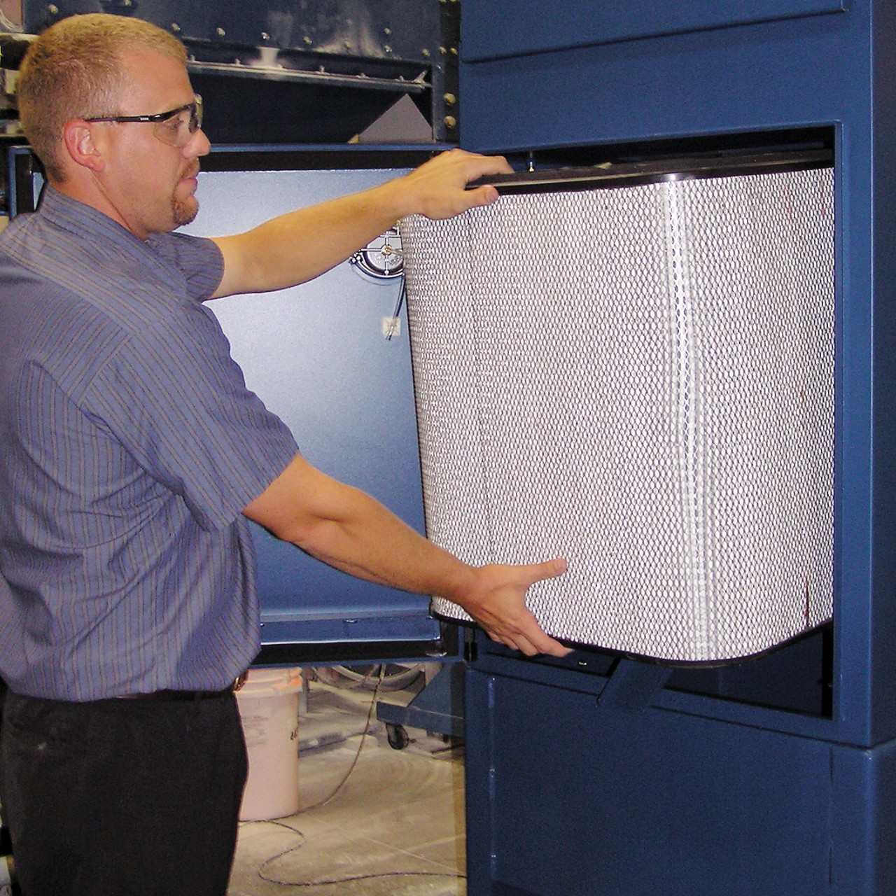 一名男子更换 WSO 油雾收集器过滤器