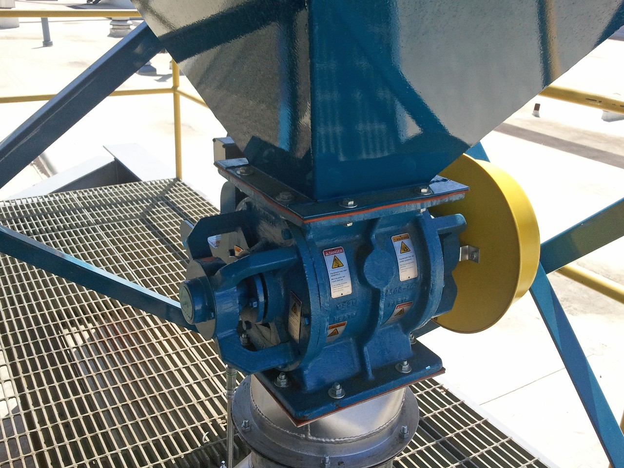  图 4 - 旋转阀在除尘器与筒之间形成密封