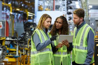 三个人在制造工厂